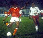 Ruud Gullit spelend voor het Nederlands Elftal tegen Polen