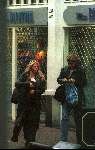 Vanessa Loudon wandelend in Amsterdam