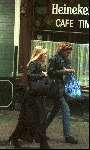 Vanessa Loudon wandelend in Amsterdam