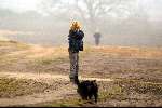 Hilversum 18 januari 2003
Wendy v Dijk wandelend met hond op de heide
Veel problemen met Xander de Buisonje