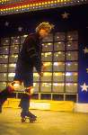 Goes 10 Januari 1985
Willem Ruis op de rolschaatsen in zijn circus