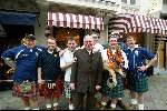 Amsterdam 20 november 2003
anton PC met schotse supporters in kilt