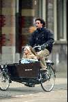 Amsterdam 15 januari 2004
Daniel Boissevain met dochter in bakfiets