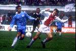 Popescu met Dennis Bergkamp