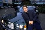Emile Ratelband bij zijn Bentley