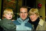 Schiphol 27 januari 2004
Aankomst op Schiphol van  Erben Wennemars. Erben met Renate Wennemars en zoontje Bram