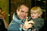 Schiphol 27 januari 2004
Aankomst op Schiphol van  Erben Wennemars. Erben met   zoontje Bram
