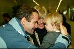 Schiphol 27 januari 2004
Aankomst op Schiphol van  Erben Wennemars .Renate Wennemars met zoontje Bram