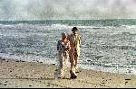 10 juli 1998
Guusje Nederhorst die net is getrouwd loopt met haar vriend over het strand van....