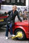 Guusje Nederhorst , shoppen in Amsterdam.
Met wielklem