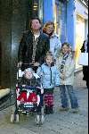 Amsterdam 3 januari 2003
Henk jan Smits met vrouw en kinderen op PC Hooftstraat.
