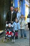 Amsterdam 3 januari 2003
Henkjan Smits met vrouw en kinderen op PC Hooftstraat.