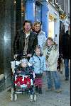 Amsterdam 3 januari 2003
Henkjan Smits met vrouw en kinderen op PC Hooftstraat.