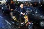Herman Brood op zijn scooter in de Amsterdamse straten