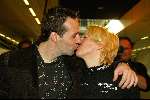 Schiphol 27 januari 2004
Aankomst op Schiphol van Marianne Timmer . Marianne samen met Henk Timmer kussend.