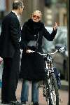 Amsterdam 20 januari 2004
Monique Sluyter op de fiets met een kennis