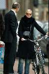 Amsterdam 20 januari 2004
Monique Sluyter op de fiets met een kennis