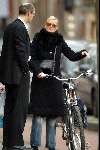 Amsterdam 20 januari 2004
Monique Sluyter op de fiets met een kennis