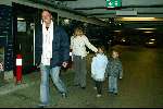 Amsterdam 2 januari 2003
 Piet Paulusma met vriendin Astrid Rodenburg en haar 2 kindere op Schiphol.