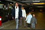 Amsterdam 2 januari 2003
 Piet Paulusma met vriendin Astrid Rodenburg en haar 2 kindere op Schiphol.