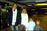 Amsterdam 2 januari 2003
 Piet Paulusma met vriendin Astrid Rodenburg en haar 2 kindere op Schiphol.