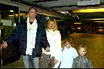 Amsterdam 2 januari 2003
 Piet Paulusma met vriendin Astrid Rodenburg en haar 2 kindere op Schiphol.