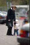 Amsterdam 15 januari 2004
Prinses Annette en prinses Isabella v Vollenhoven na bezoek aan dokter.