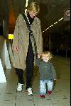 Schiphol 27 januari 2004
Aankomst op Schiphol van  Erben Wennemars. Renate Wennemars en zoontje Bram