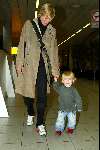 Schiphol 27 januari 2004
Aankomst op Schiphol van  Erben Wennemars. Renate Wennemars en zoontje Bram