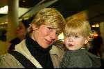 Schiphol 27 januari 2004
Aankomst op Schiphol van  Erben Wennemars .Renate Wennemars met zoontje Bram   
Renate v d Zalm