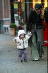 Amsterdam 7 januari 2004
Tatum Dagelet met Toy Travis en een kennis op Cornelus Schuytstraat.