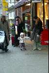 Amsterdam 7 januari 2004
Tatum Dagelet met Toy Travis en een kennis op Cornelus Schuytstraat.
