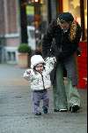 Amsterdam 7 januari 2004
Tatum Dagelet met Toy Travis en een kennis op Cornelus Schuytstraat.