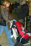 Amsterdam 2 januari 2003
Wendy v Dijk met haar zoontje Sem en een vriendin op Schiphol.