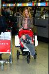 Amsterdam 2 januari 2003
Wendy v Dijk met haar zoontje Sem en een vriendin op Schiphol.