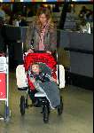 Amsterdam 2 januari 2003
Wendy v Dijk met haar zoontje Sem en een vriendin op Schiphol.