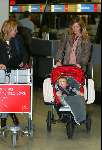 Amsterdam 2 januari 2003
Wendy v Dijk met haar zoontje Sem en een vriendin op Schiphol.