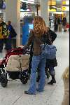 Amsterdam 2 januari 2003
Wendy v Dijk met haar zoontje Sem en een vriendin op Schiphol.