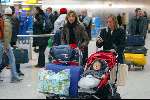 Amsterdam 2 januari 2003
Wendy v Dijk met haar zoontje Sem en een vriendin op Schiphol.
