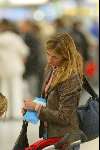 Amsterdam 2 januari 2003
Wendy v Dijk met haar zoontje Sem en een vriendin op Schiphol.