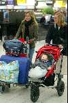 Amsterdam 2 januari 2003
Wendy v Dijk met haar zoontje Sem en een vriendin op Schiphol.