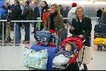 Amsterdam 2 januari 2003
Wendy v Dijk met haar zoontje Sem en een vriendin op Schiphol.
