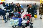 Amsterdam 2 januari 2003
Wendy v Dijk met haar zoontje Sem en een vriendin op Schiphol.