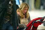 Amsterdam 2 januari 2003
Wendy v Dijk met haar zoontje Sem en een vriendin op Schiphol.