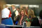 Amsterdam 2 januari 2003
Wendy v Dijk met haar zoontje Sem en een vriendin op Schiphol.