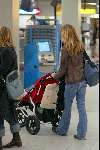 Amsterdam 2 januari 2003
Wendy v Dijk met haar zoontje Sem en een vriendin op Schiphol.