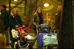 Amsterdam 2 januari 2003
Wendy v Dijk met haar zoontje Sem en een vriendin op Schiphol.