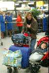 Amsterdam 2 januari 2003
Wendy v Dijk met haar zoontje Sem en een vriendin op Schiphol.