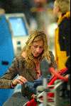 Amsterdam 2 januari 2003
Wendy v Dijk met haar zoontje Sem en een vriendin op Schiphol.