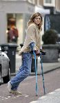 Amsterdam 24 januari 2005
Danielle Overgaag met krukken op pc hooftstraat.